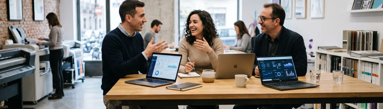 Equipo de Ahdis analizando los resultados de una campana SEM