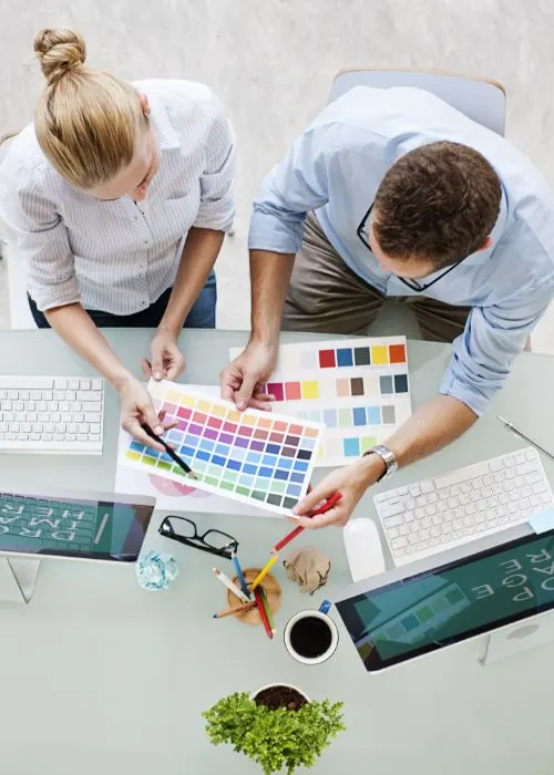 Diseñadores gráficos eligiendo colores para un proyecto