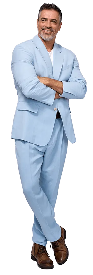 Profesional con traje azul claro y brazos cruzados